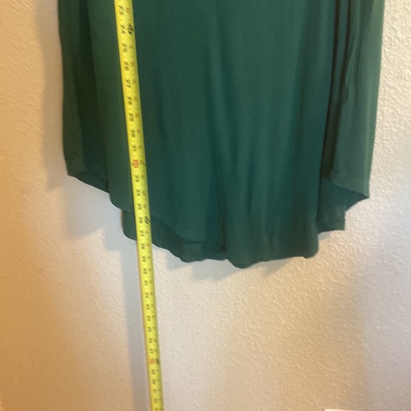 Hunter Green Swooping Hem Side Pocketed Long Tee - Picture 11 of 11